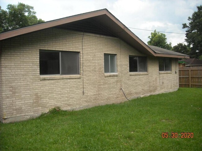 Building Photo - 10331 West Almond Dr.