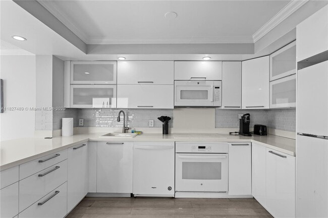 Foto del edificio - 9440 W Bay Harbor Dr