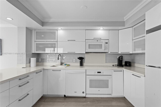 Building Photo - 9440 W Bay Harbor Dr