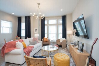 Building Photo - 713 26th Ave N