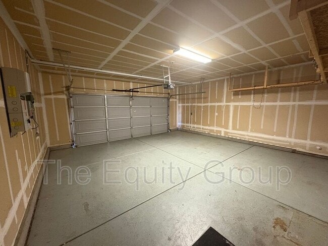 Building Photo - 914 Legend Dr