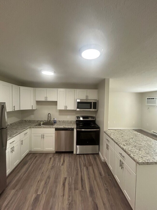Building Photo - Renovated 2 Bedroom in Rochester NH!