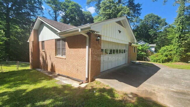 Foto del edificio - 3341 Rae Pl SW