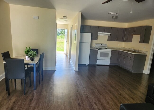 Foto del edificio - 128 Ronald Pride Blvd