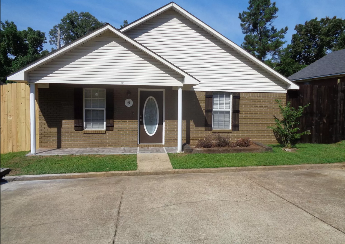 Primary Photo - 3 Bed/ 3 Bath located just off South Lamar