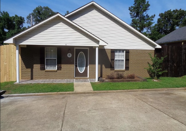 3 Bed/ 3 Bath located just off South Lamar... - 3 Bed/ 3 Bath located just off South Lamar... House