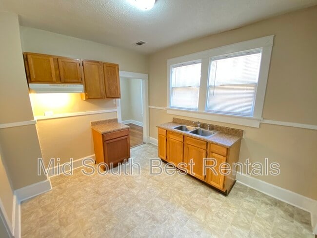 Building Photo - 864 N Willett St