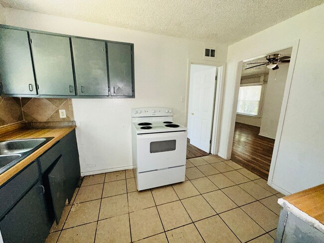 Foto del edificio - 3 bed, 1 bath with large fenced back yard, w/d connections