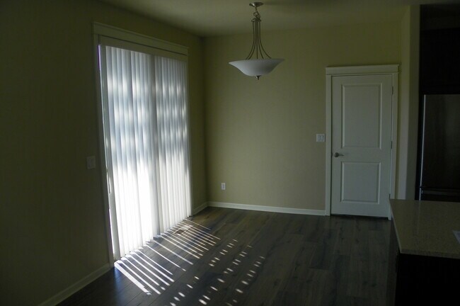 Foto del edificio - Newer NE Neighborhood 3 bed 2.5 Baths House,  All Appliances, Corner lot, Gas Heat, Dbl Garage