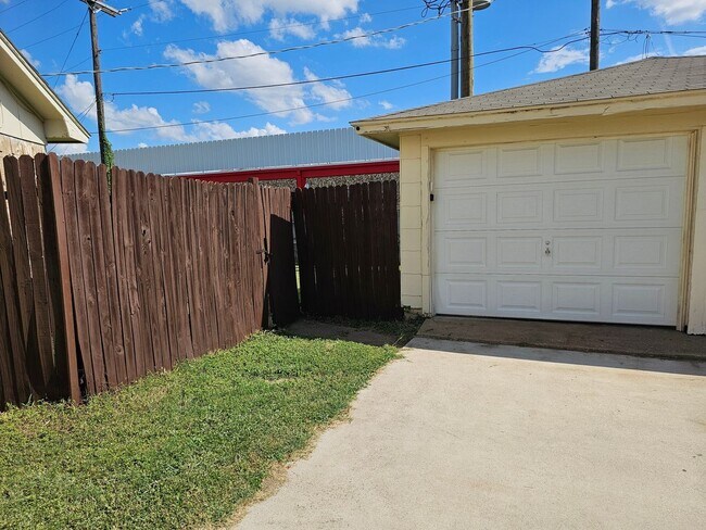 Foto del edificio - Charming 2BR Duplex in Fort Worth