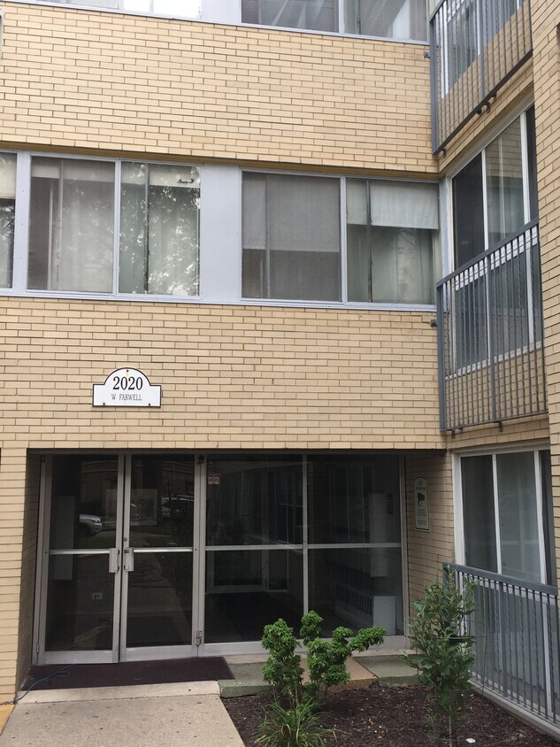 Primary Photo - 2020 W Farwell Ave