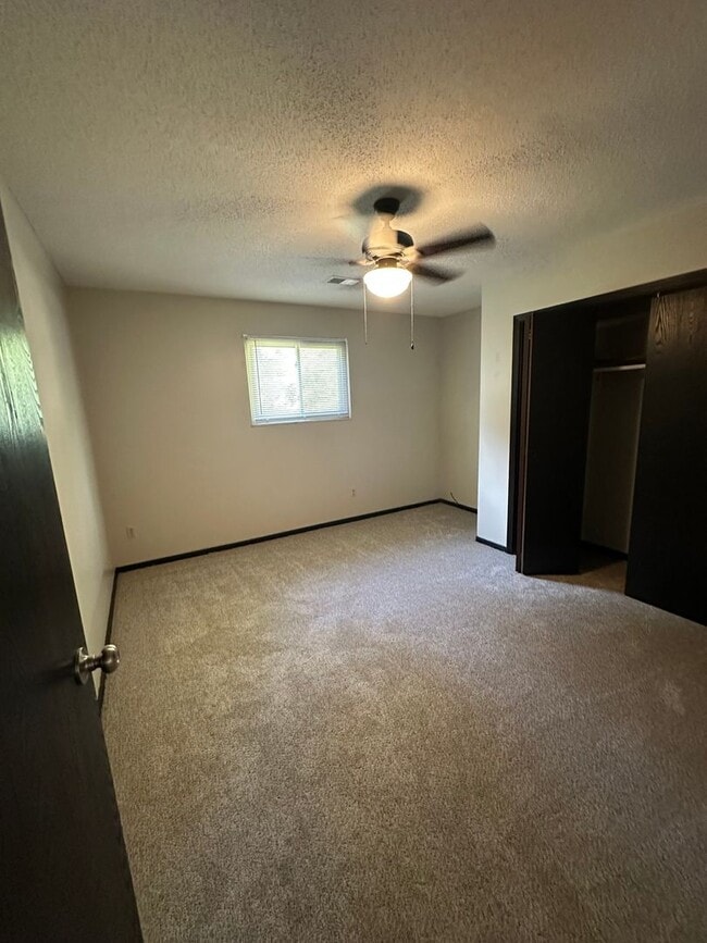 Building Photo - Updated 2BR Duplex with Garage & Yard – Co...