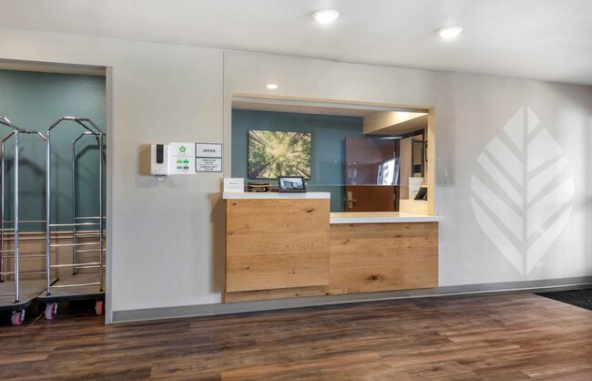 Lobby and Guest Check-in - Extended Stay America Select Suites