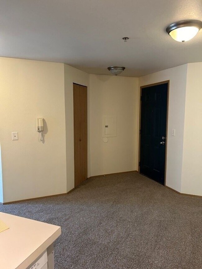 Building Photo - Greenwood 1 Bedroom on Top Floor