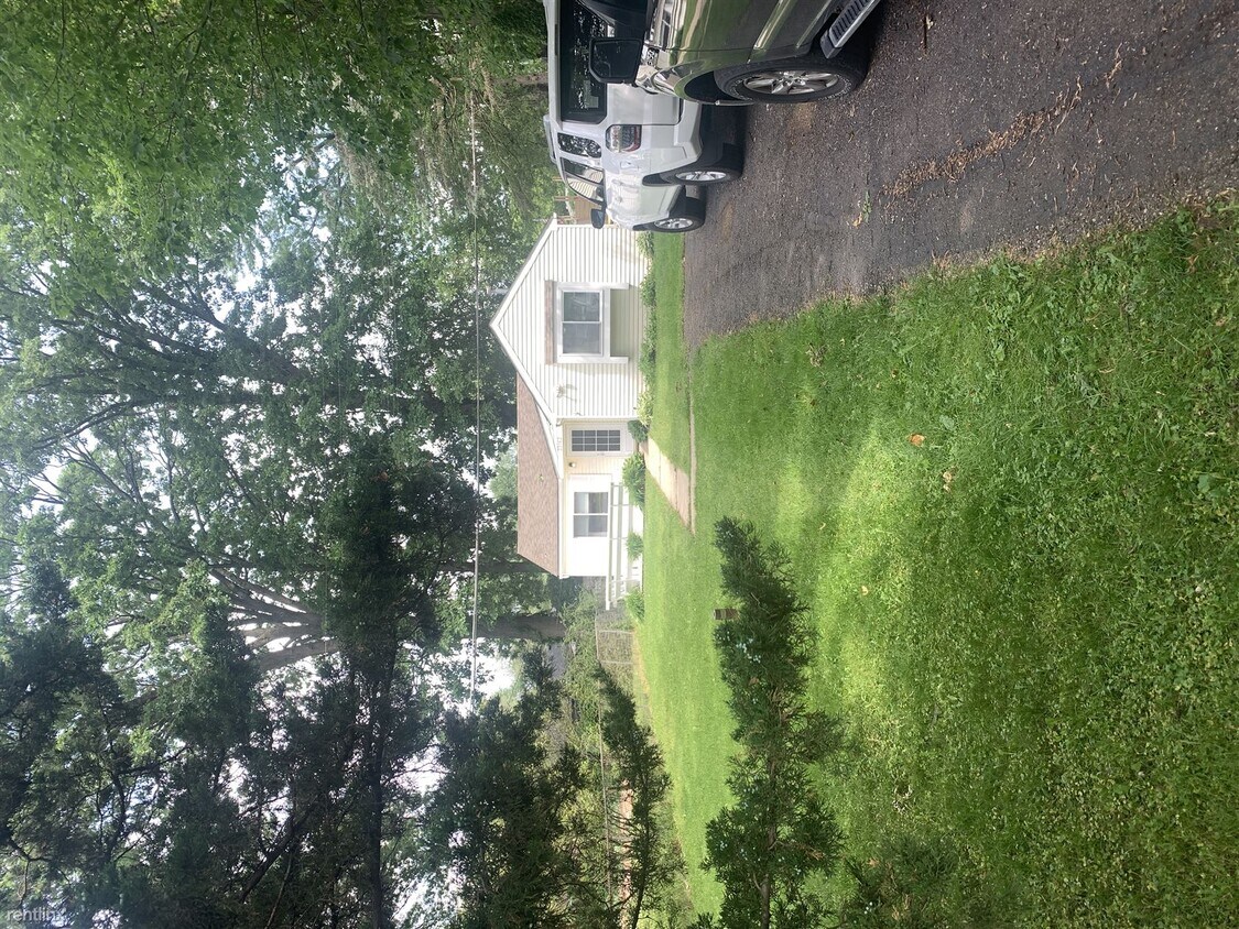 2 br, 1 bath House 23162 Springbrook Dr House Rental in Farmington