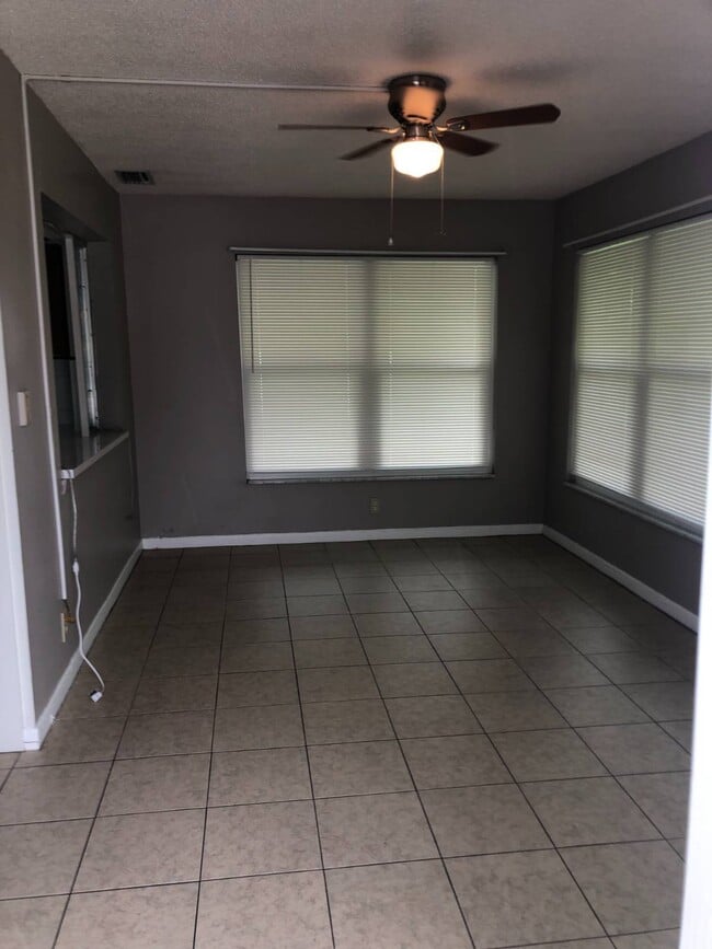 Foto del edificio - 4223 100th Ave N