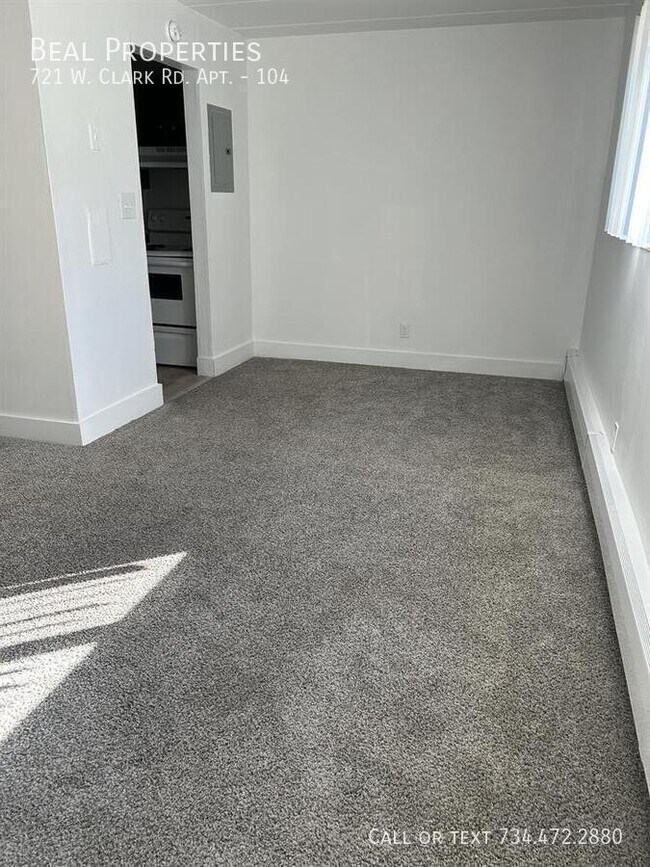 Building Photo - 721 W Clark Rd