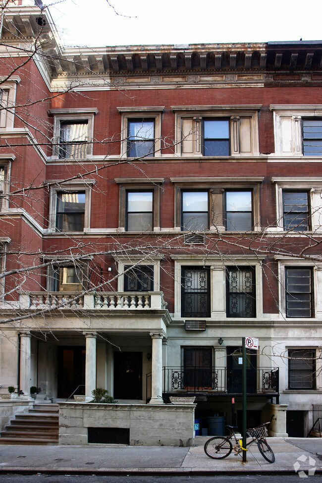 Building Photo - 349 W 71st St