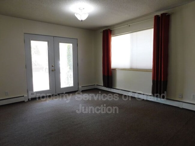 Building Photo - 396 S Camp Rd