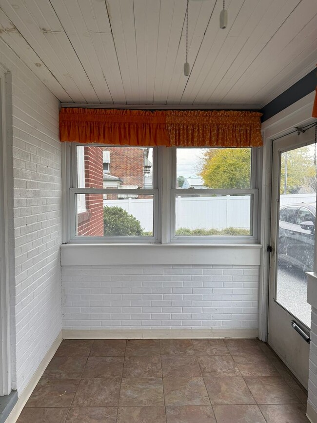 Building Photo - 870 E Main St