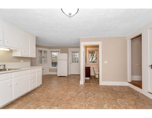 Building Photo - 272 Main St