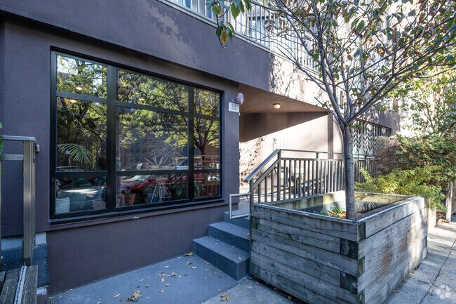 Entrada - 523-525 W 133rd St