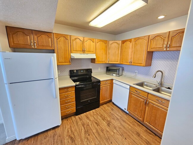 Building Photo - Spacious 3 Bd 2.5 Bath Townhouse in Bountiful