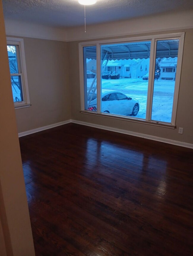 Building Photo - Newly remodeled 2 bedroom house with basem...