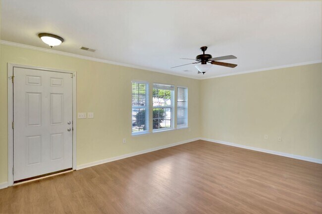 Building Photo - Townhouse available in Summer Wood!