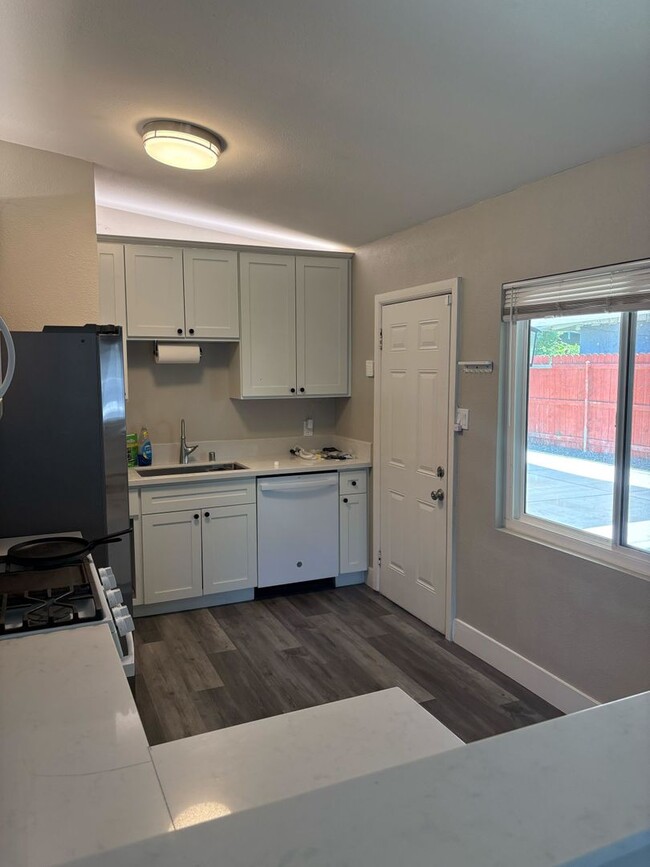 Building Photo - Comfortable 3-Bed Home in Prime Sacramento...