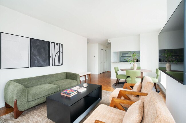 Building Photo - 350 W 43rd St