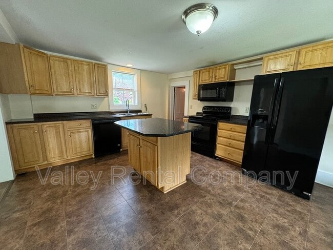 Building Photo - 28 School St