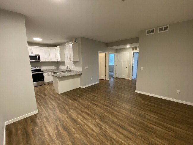 Building Photo - Modern Comfort Meets Urban Convenience in Longfellow!