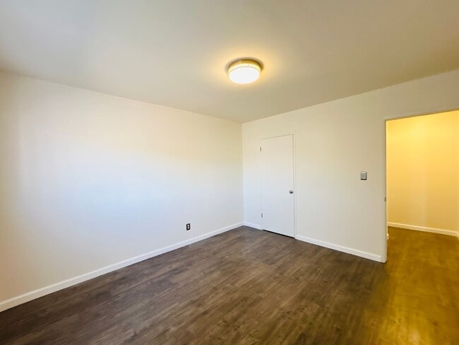 Building Photo - 539 E Hyde Park Pl