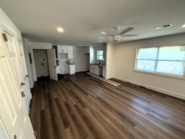 Building Photo - 2 bed, 1 bath, 1 level with large yard