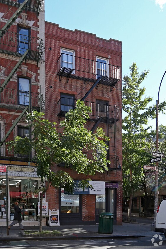 Building Photo - 257 Bleecker St