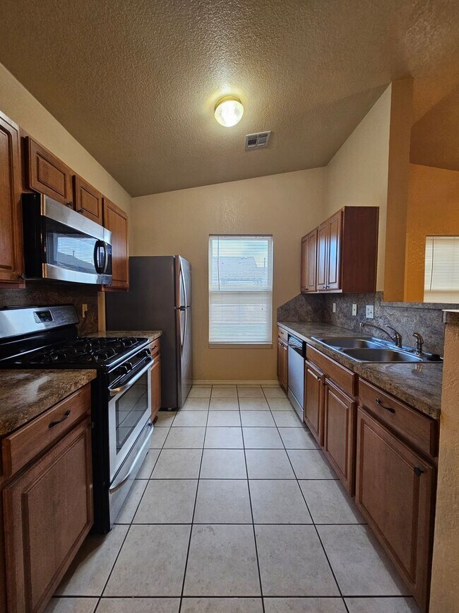 Foto del edificio - (3) Bed/(2) Bath in Poppy Grove Avail NOW!
