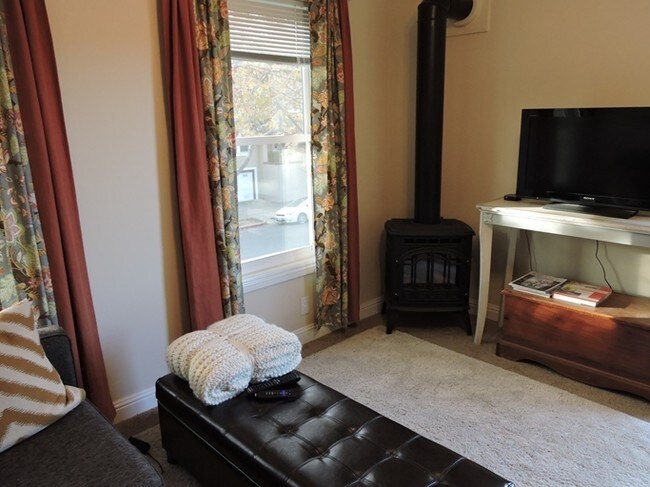 Building Photo - 608 C St