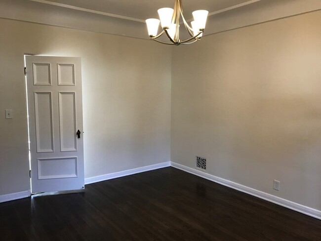 Building Photo - LARGE Classic 1 Bed