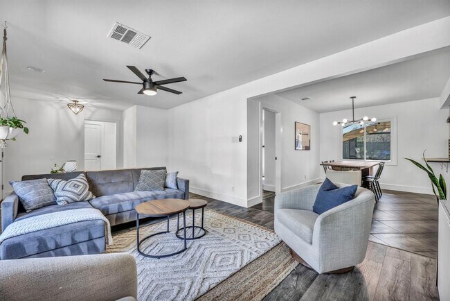 Foto del edificio - 2805 Silverway Dr