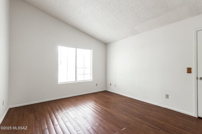 Building Photo - 1698 W Park Wood Ln