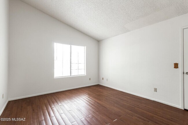 Foto del edificio - 1698 W Park Wood Ln