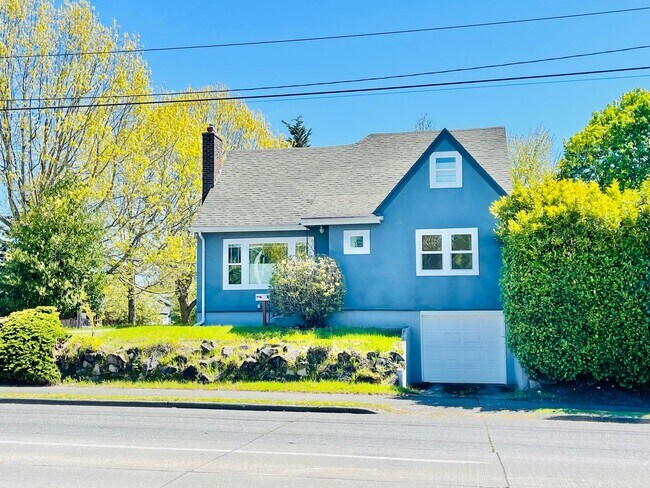 Building Photo - Renovated Craftsman House with Private Spa...