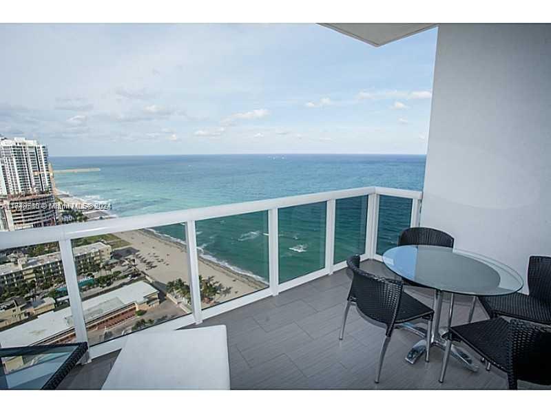 Foto principal - 18201 Collins Ave