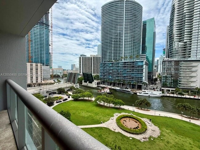 Foto del edificio - 475 Brickell Ave