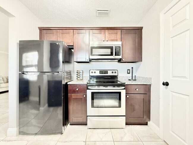 Foto del edificio - 200 Country Club Dr