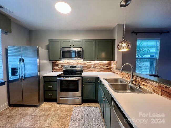 Foto del edificio - 15936 Rose Glenn Ln