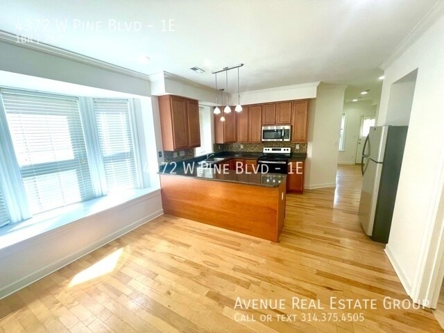 Building Photo - Just Listed! - 4372 West Pine Unit #1E