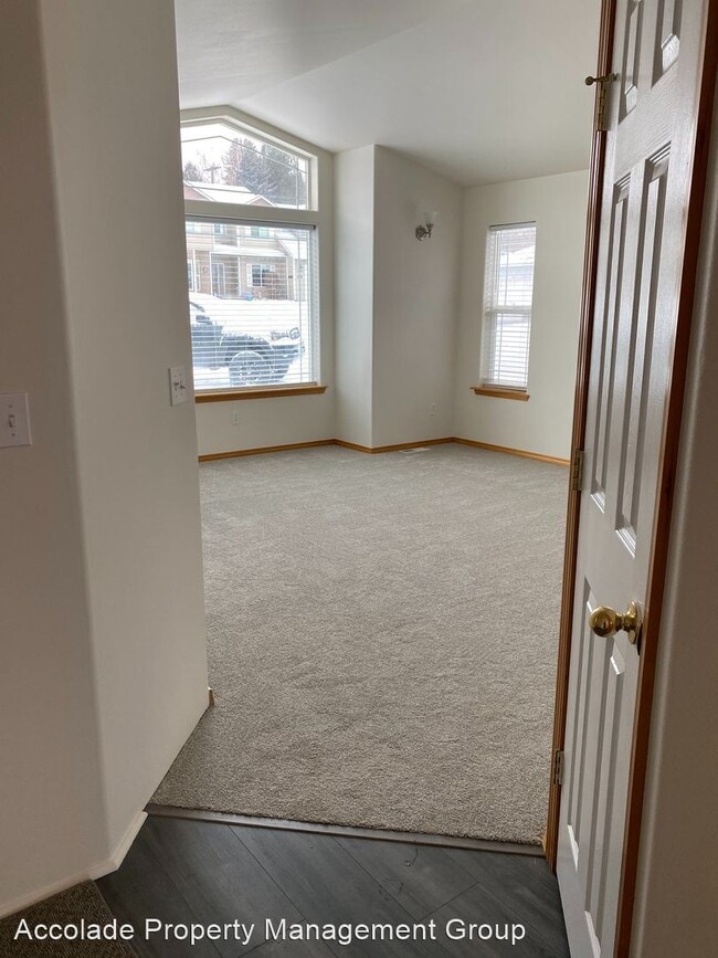 Building Photo - 3 br, 2 bath House - 917 Crestview Ct