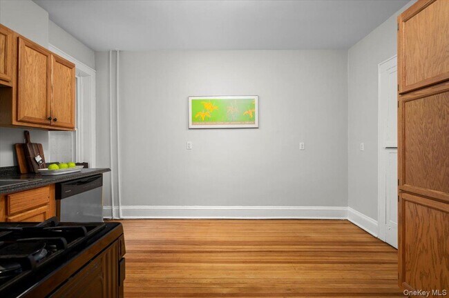 Foto del edificio - 548 Warburton Ave